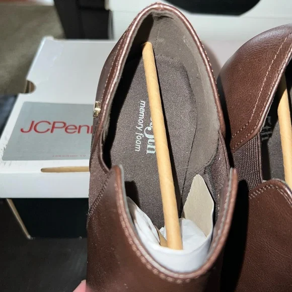 Casual Charm. Brand new, in box, East5th Chocolate ankle boot, 8.5M. Memory Foam - Picture 7 of 11